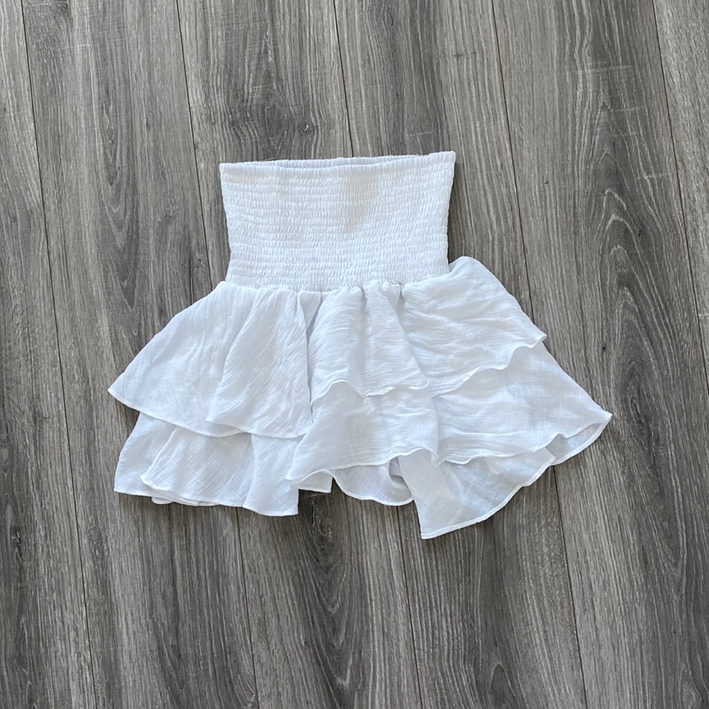 Flowey/ ruffled white skirt
